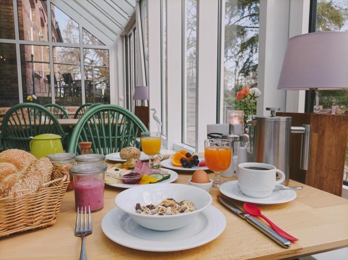 Hotel Schloesschen Sundische Wiese ツィングシュト エクステリア 写真