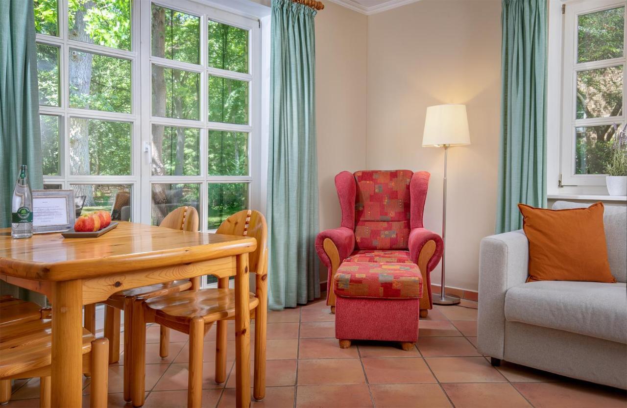 Hotel Schloesschen Sundische Wiese ツィングシュト エクステリア 写真