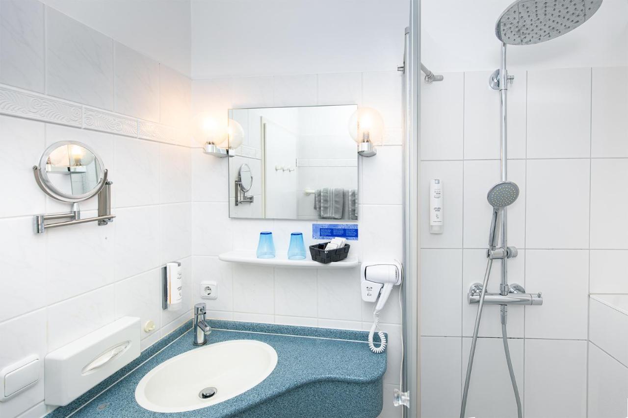 Hotel Schloesschen Sundische Wiese ツィングシュト エクステリア 写真