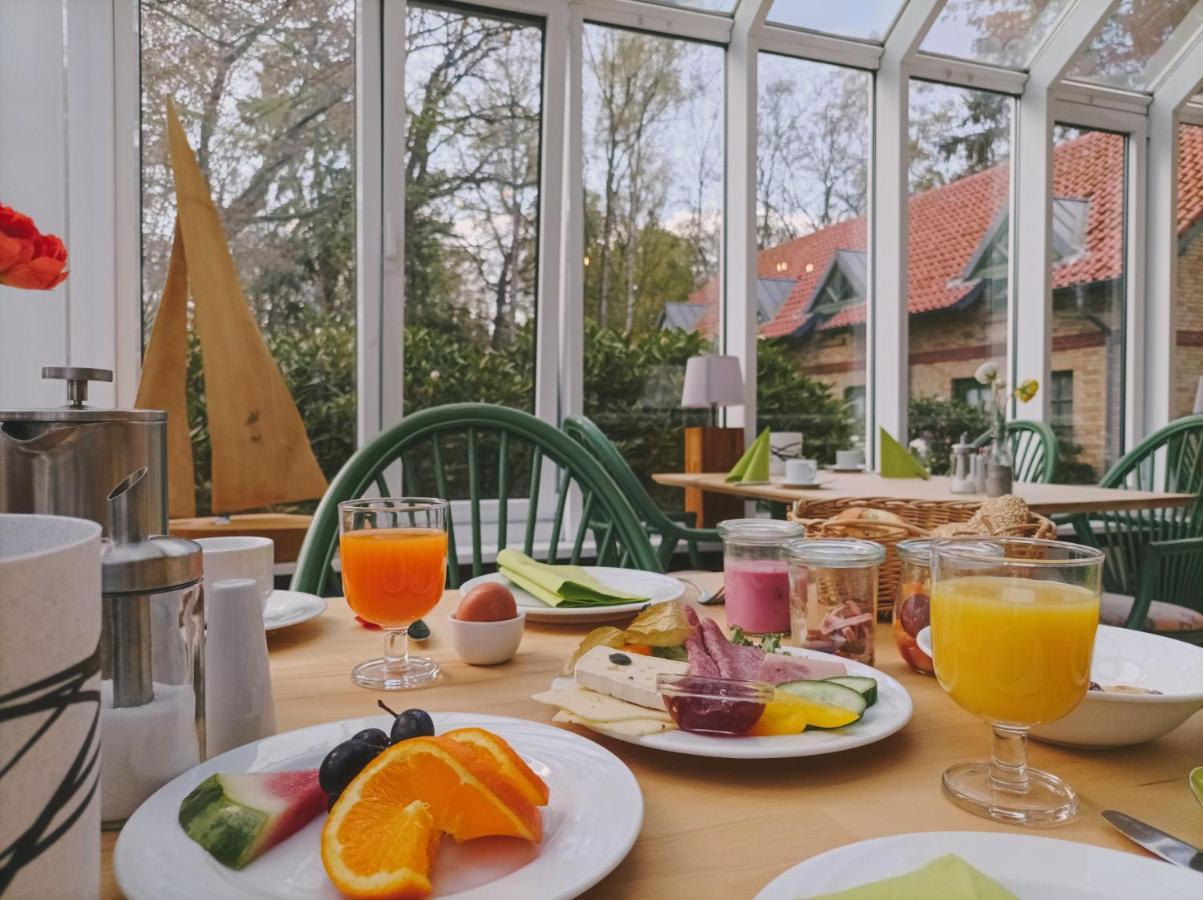 Hotel Schloesschen Sundische Wiese ツィングシュト エクステリア 写真