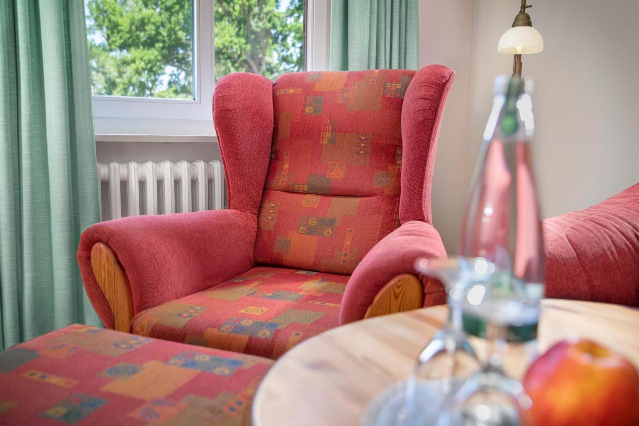 Hotel Schloesschen Sundische Wiese ツィングシュト エクステリア 写真