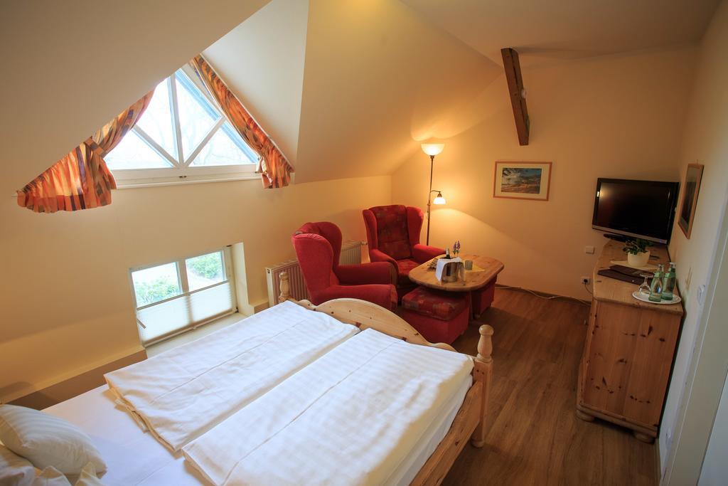 Hotel Schloesschen Sundische Wiese ツィングシュト エクステリア 写真