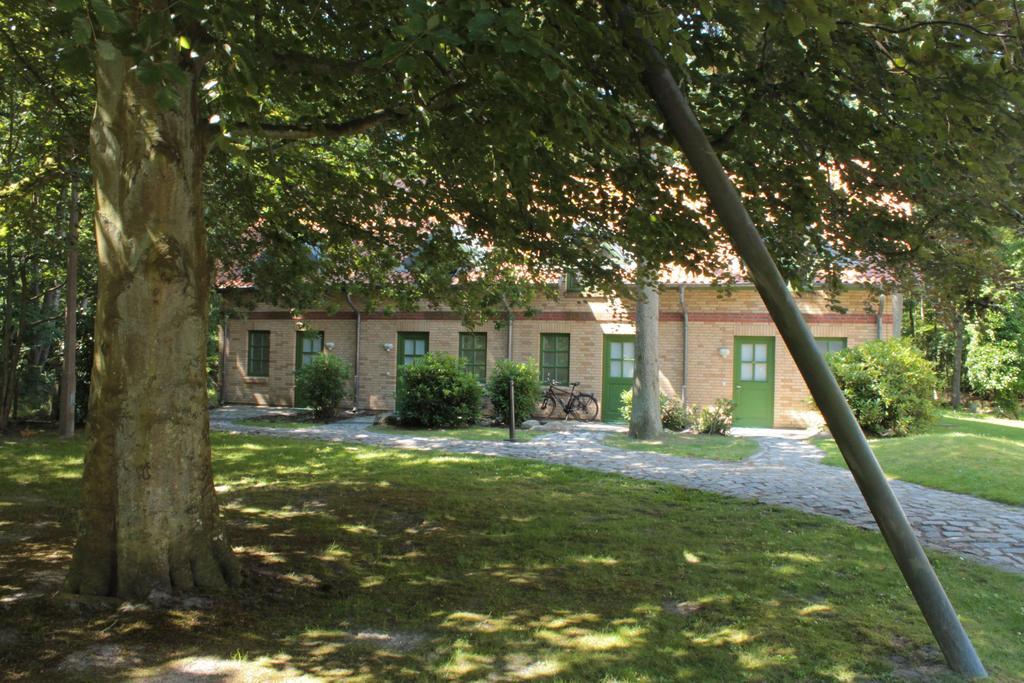 Hotel Schloesschen Sundische Wiese ツィングシュト エクステリア 写真